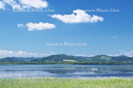 サロマ湖と漁船