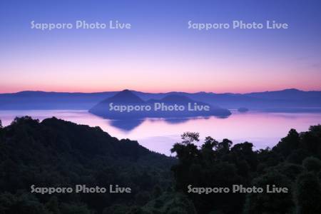 洞爺湖の朝と中島