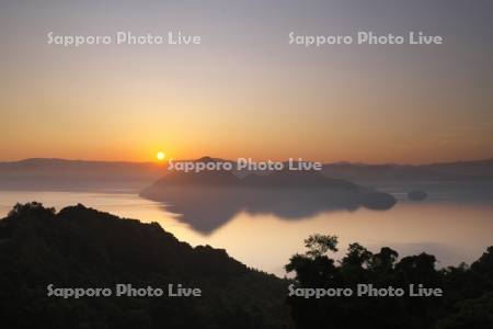 洞爺湖の日の出と中島