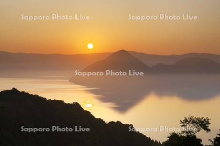 洞爺湖の日の出と中島