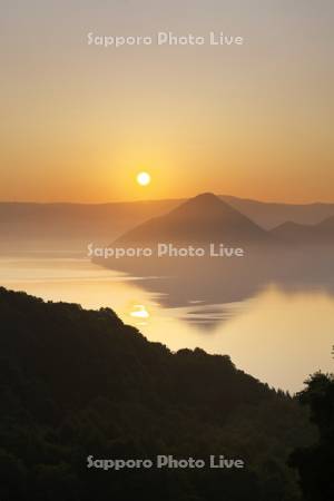 洞爺湖の日の出と中島