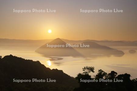 洞爺湖の日の出と中島
