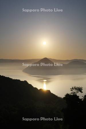 洞爺湖の日の出と中島