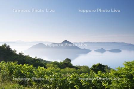 洞爺湖の朝と中島