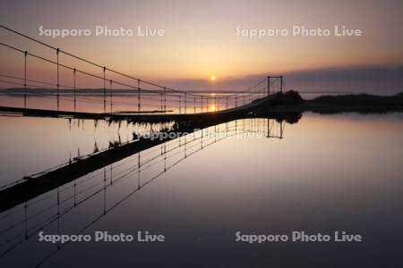 サロマ湖のサンゴ岬と吊り橋と日の出