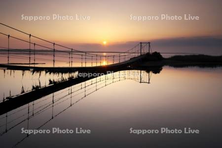 サロマ湖のサンゴ岬と吊り橋と日の出