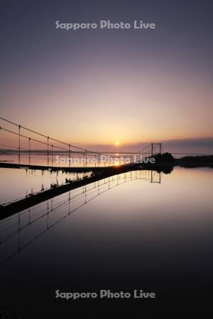 サロマ湖のサンゴ岬と吊り橋と日の出