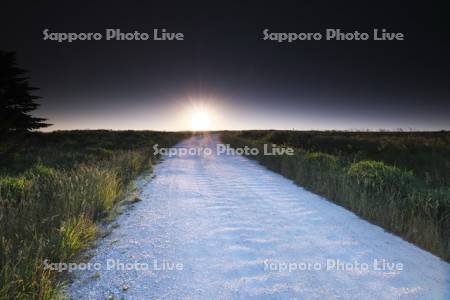 日の出とホタテの白い道