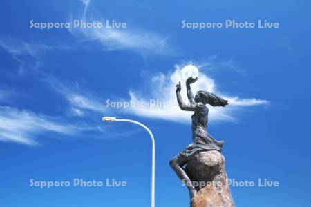 黄金岬の波灯の女と雲