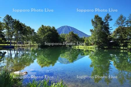 羊蹄姿見池と羊蹄山