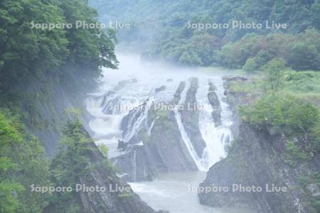 千鳥ヶ滝と夕張川の川霧