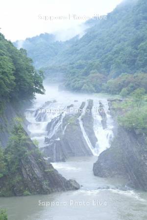 千鳥ヶ滝と夕張川の川霧