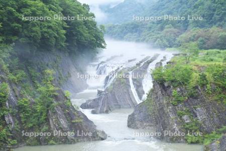 千鳥ヶ滝と夕張川の川霧
