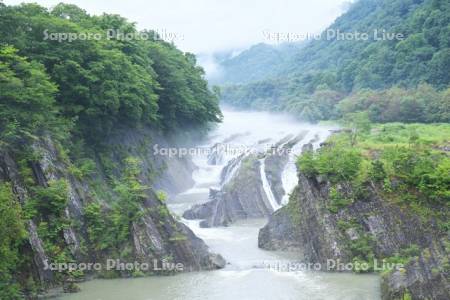 千鳥ヶ滝と夕張川の川霧