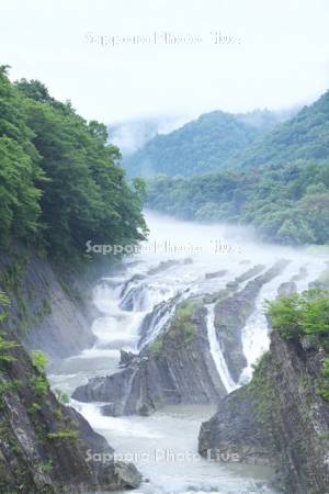 千鳥ヶ滝と夕張川の川霧