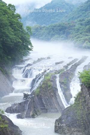 千鳥ヶ滝と夕張川の川霧
