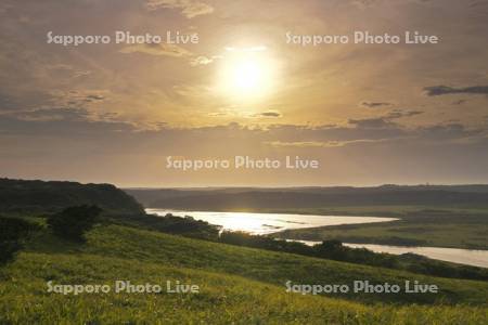 霧多布湿原の日没と一番川