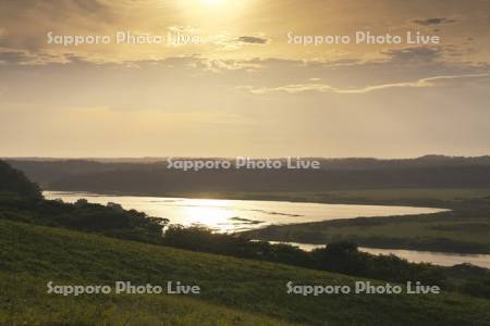 霧多布湿原の夕景と一番川