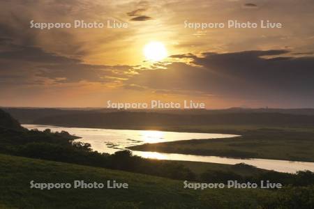 霧多布湿原の日没と一番川