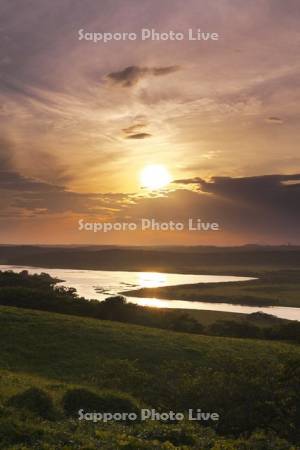 霧多布湿原の日没と一番川