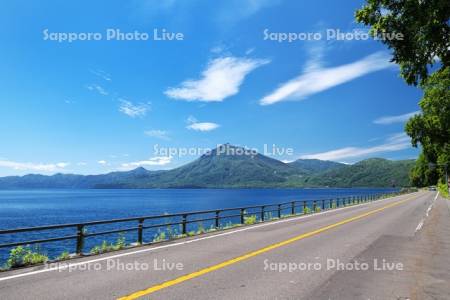 支笏湖と国道453号と恵庭岳
