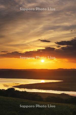 霧多布湿原の日没と一番川