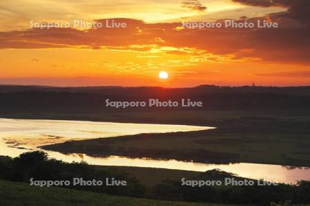 霧多布湿原の日没と一番川