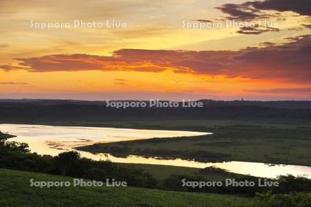 霧多布湿原の夕景と一番川