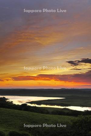 霧多布湿原の夕景と一番川