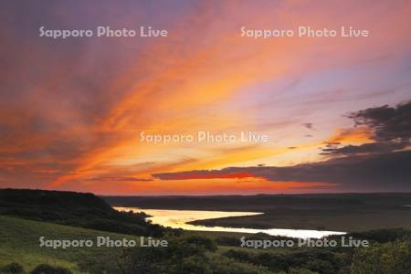 霧多布湿原の夕景と一番川
