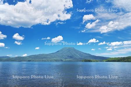 阿寒湖と雄阿寒岳と雲