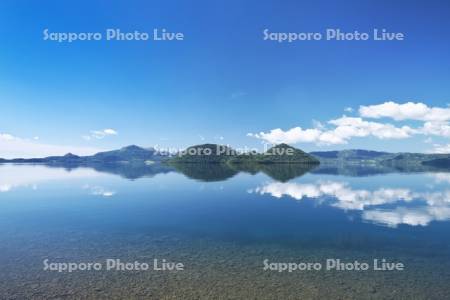 洞爺湖と中島と有珠山（左）