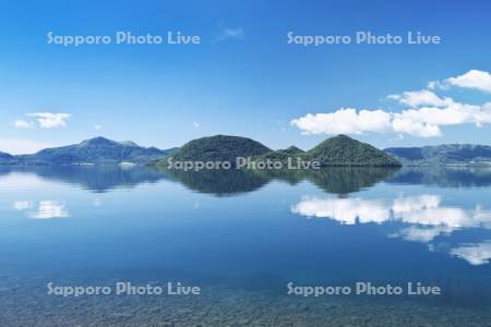 洞爺湖と中島と有珠山（左）