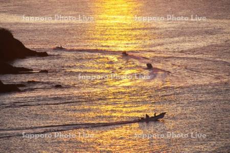 朝の昆布漁船の出漁　嶮暮帰島（左）