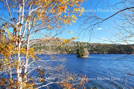 然別湖と弁天島の紅葉