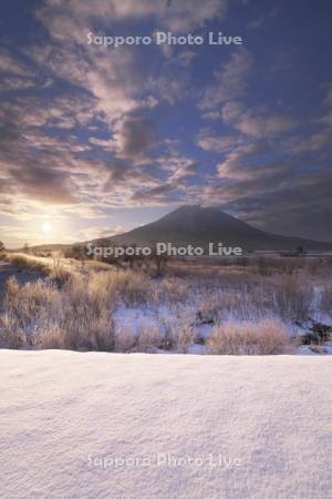尻別川の樹氷と羊蹄山の日の出