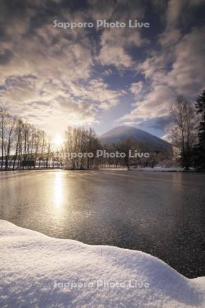 羊蹄山と羊蹄姿見池と日の出