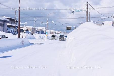雪の市街地の道