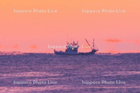 朝の漁船と太平洋