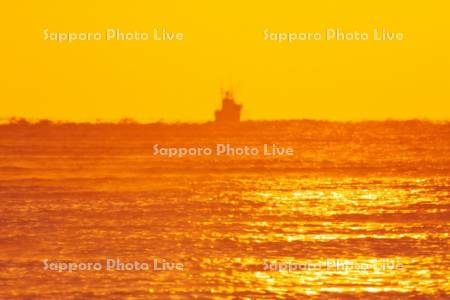 朝の漁船と太平洋