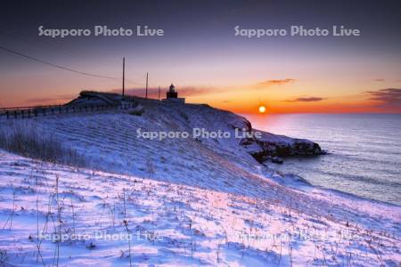 霧多布岬の日の出と湯沸岬灯台