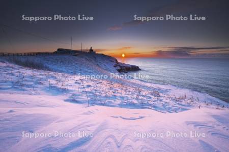 霧多布岬の日の出と湯沸岬灯台