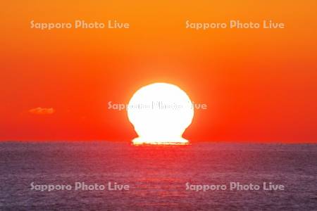 日の出（ダルマ型太陽）と太平洋