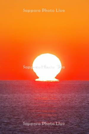 日の出（ダルマ型太陽）と太平洋