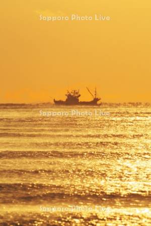 朝の漁船と太平洋
