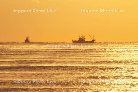 朝の漁船と太平洋