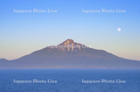 月と利尻島の夕景
