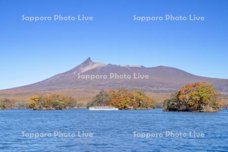 大沼の遊覧船と駒ヶ岳