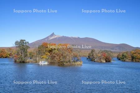 大沼の遊覧船と駒ヶ岳