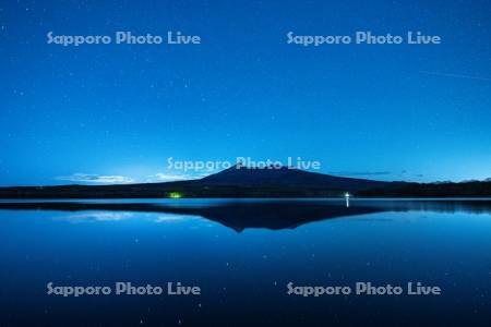 大沼の星空と駒ヶ岳